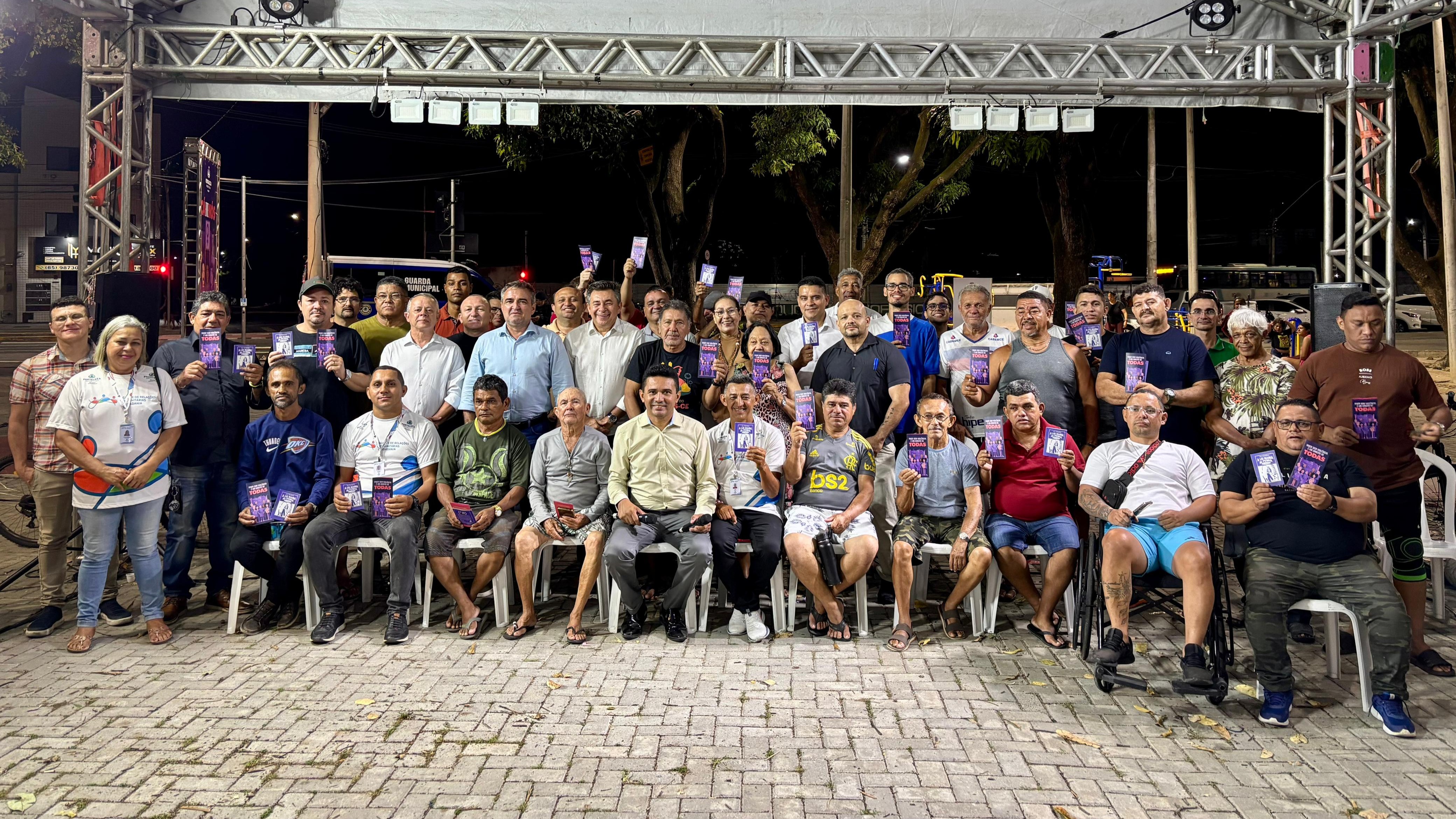 grupo de pessoas posa para a foto